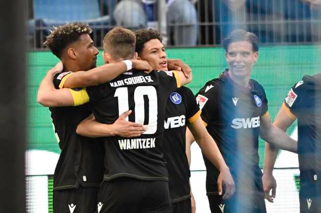 GER; 2. FBL,, Hamburger SV vs Karlsruher SC 27.04.2025, Volksparkstadion, Hamburg, GER; 2. FBL, Hamburger SV vs Karlsruher SC im Bild Louey Ben Farhat (Karlsruhe 19) schiesst das Tor zum 1-0 fuer Karsruhe und jubelt mit der Mannschaft