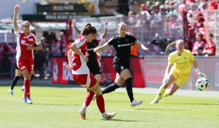 Celine Frank erzielt das Tor zum 6:1 gegen Torwart Luisa Palmen Fußball Fussball 2. Bundesliga Damen Frauen Saison 2024 2025 27.04.2025 1.FC Union Berlin vs. Borussia Mönchengladbach BMG DFL regulations prohibit any use of photographs as image sequences and or quasi-video