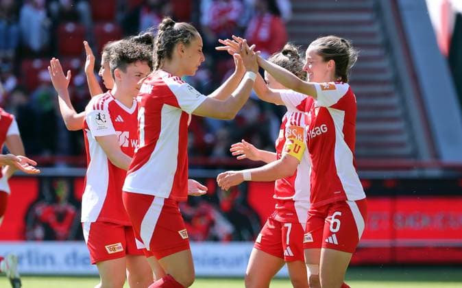 re. Celine Frank jubelt nach 6:1 mit Teamkolleginnen Freude Emotion Jubel Fußball Fussball 2. Bundesliga Damen Frauen Saison 2024 2025 27.04.2025 1.FC Union Berlin vs. Borussia Mönchengladbach BMG DFL regulations prohibit any use of photographs as image sequences and or quasi-video
