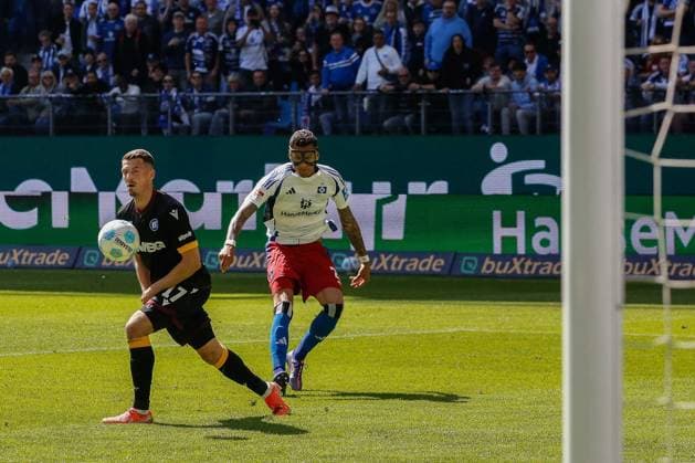 Davie Selke ( HSV ) 17 Nicolai Rapp ( KSC ) Deutschland , Hamburg , Volksparkstadion , Fussball , 2 . Bundesliga , Hamburger SV - Karlsruher SC