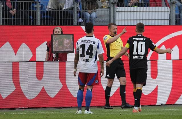 Schiedsrichter Florian Lechner entscheidet auf Tor, 1-2 Fussball, Herren, Saison 2024 2025, 2.BL, Volksparkstadion, Hamburger SV gegen Karlsruher SC DFL REGULATIONS PROHIBIT ANY USE OF PHOTOGRAPHS AS IMAGE SEQUENCES AND OR QUASI-VIDEO.