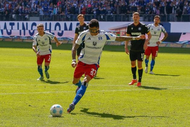 Davie Selke ( HSV ) trifft per Elfmeter zum 1:1 Deutschland , Hamburg , Volksparkstadion , Fussball , 2 . Bundesliga , Hamburger SV - Karlsruher SC