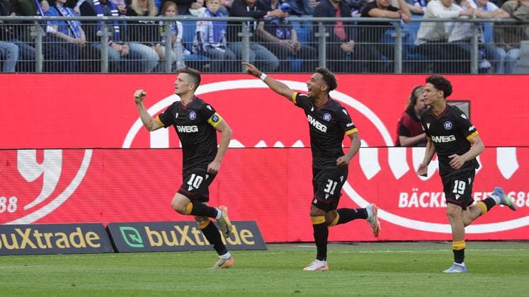Jubel 1-2 durch Marvin Wanitzek (Karlsruher SC), Bambase Conte (Karlsruher SC) und Louey Ben Farhat (Karlsruher SC) freuen sich Fussball, Herren, Saison 2024 2025, 2.BL, Volksparkstadion, Hamburger SV gegen Karlsruher SC DFL REGULATIONS PROHIBIT ANY USE OF PHOTOGRAPHS AS IMAGE SEQUENCES AND OR QUASI-VIDEO.