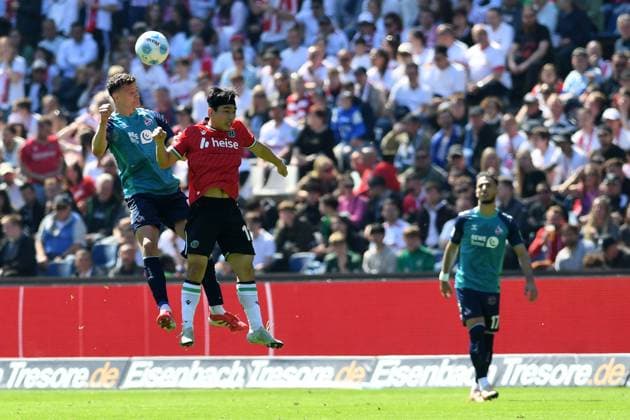 Eric Martel (1. FC Koeln) und Hyun-ju Lee (Hannover 96) im Zweikampf waehrend des Spiels der 2. Bundesliga zwischen Hannover 96 und 1. FC Köln in der Heinz von Heiden Arena am 27. April 2025 in Hannover, Deutschland. (Foto von Ralf Treese DeFodi Images) +++ Eric Martel (1. FC Koeln) und Hyun-ju Lee (Hannover 96) battle for the ball during the 2. Bundesliga match between Hannover 96 and 1. FC Köln at Heinz von Heiden Arena on April 27, 2025 in Hanover, Germany. (Photo by Ralf Treese DeFodi Images) DFB DFL REGULATIONS PROHIBIT ANY USE OF PHOTOGRAPHS AS IMAGE SEQUENCES AND OR QUASI-VIDEO. (Photo by Ralf Treese DeFodi Images)