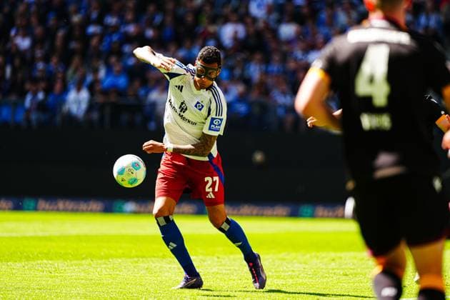 Davie Selke (Hamburger SV, 27) GER, Hamburger SV vs. Karlsruher SC, Fussball, 2. Bundesliga, Spieltag 31, Saison 2024 2025, 27.04.2025 DFL REGULATIONS PROHIBIT ANY USE OF PHOTOGRAPHS AS IMAGE SEQUENCES AND OR QUASI-VIDEO GER, Hamburger SV vs. Karlsruher SC, Fussball, 2. Bundesliga, Spieltag 31, Saison 2024 2025, 27.04.2025 Hamburg