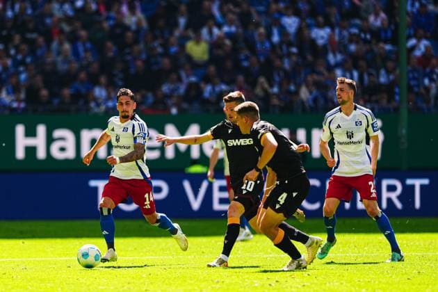 Ludovit Reis (Hamburger SV, 14), Marvin Wanitzek (Karlsruher SC, 10), Marcel Beifus (Karlsruher SC, 04), Jonas Meffert (Hamburger SV, 23) GER, Hamburger SV vs. Karlsruher SC, Fussball, 2. Bundesliga, Spieltag 31, Saison 2024 2025, 27.04.2025 DFL REGULATIONS PROHIBIT ANY USE OF PHOTOGRAPHS AS IMAGE SEQUENCES AND OR QUASI-VIDEO GER, Hamburger SV vs. Karlsruher SC, Fussball, 2. Bundesliga, Spieltag 31, Saison 2024 2025, 27.04.2025 Hamburg