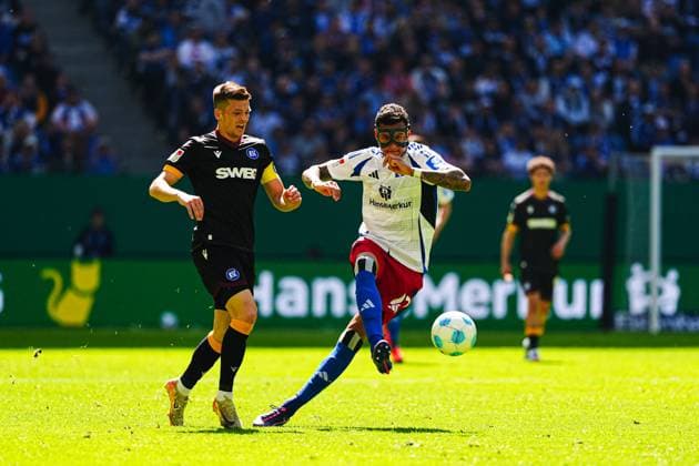Marvin Wanitzek (Karlsruher SC, 10), Davie Selke (Hamburger SV, 27) GER, Hamburger SV vs. Karlsruher SC, Fussball, 2. Bundesliga, Spieltag 31, Saison 2024 2025, 27.04.2025 DFL REGULATIONS PROHIBIT ANY USE OF PHOTOGRAPHS AS IMAGE SEQUENCES AND OR QUASI-VIDEO GER, Hamburger SV vs. Karlsruher SC, Fussball, 2. Bundesliga, Spieltag 31, Saison 2024 2025, 27.04.2025 Hamburg