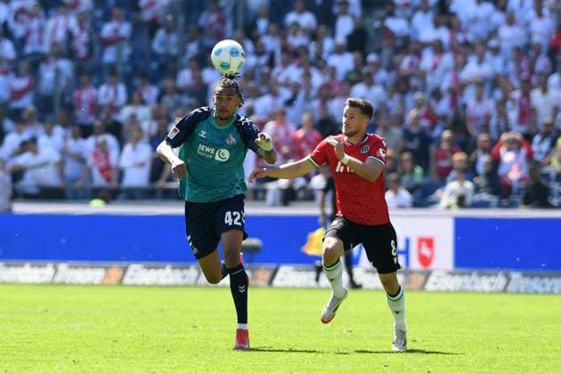 Damion Downs (1. FC Koeln) und Enzo Leopold (Hannover 96) im Zweikampf waehrend des Spiels der 2. Bundesliga zwischen Hannover 96 und 1. FC Köln in der Heinz von Heiden Arena am 27. April 2025 in Hannover, Deutschland. (Foto von Ralf Treese DeFodi Images) +++ Damion Downs (1. FC Koeln) und Enzo Leopold (Hannover 96) battle for the ball during the 2. Bundesliga match between Hannover 96 and 1. FC Köln at Heinz von Heiden Arena on April 27, 2025 in Hanover, Germany. (Photo by Ralf Treese DeFodi Images) DFB DFL REGULATIONS PROHIBIT ANY USE OF PHOTOGRAPHS AS IMAGE SEQUENCES AND OR QUASI-VIDEO. (Photo by Ralf Treese DeFodi Images)