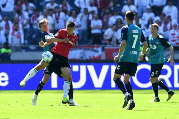Timo Huebers (1. FC Koeln) und Nicolo Tresoldi (Hannover 96) im Zweikampf waehrend des Spiels der 2. Bundesliga zwischen Hannover 96 und 1. FC Köln in der Heinz von Heiden Arena am 27. April 2025 in Hannover, Deutschland. (Foto von Ralf Treese DeFodi Images) +++ Timo Huebers (1. FC Koeln) und Nicolo Tresoldi (Hannover 96) battle for the ball during the 2. Bundesliga match between Hannover 96 and 1. FC Köln at Heinz von Heiden Arena on April 27, 2025 in Hanover, Germany. (Photo by Ralf Treese DeFodi Images) DFB DFL REGULATIONS PROHIBIT ANY USE OF PHOTOGRAPHS AS IMAGE SEQUENCES AND OR QUASI-VIDEO. (Photo by Ralf Treese DeFodi Images)