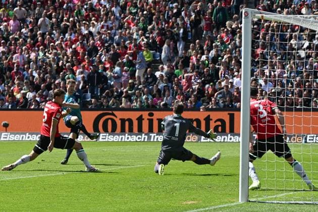 Florian Kainz (1. FC Koeln) und Torwart Ron-Robert Zieler (Hannover 96) im Zweikampf waehrend des Spiels der 2. Bundesliga zwischen Hannover 96 und 1. FC Köln in der Heinz von Heiden Arena am 27. April 2025 in Hannover, Deutschland. (Foto von Ralf Treese DeFodi Images) +++ Florian Kainz (1. FC Koeln) und Torwart Ron-Robert Zieler (Hannover 96) battle for the ball during the 2. Bundesliga match between Hannover 96 and 1. FC Köln at Heinz von Heiden Arena on April 27, 2025 in Hanover, Germany. (Photo by Ralf Treese DeFodi Images) DFB DFL REGULATIONS PROHIBIT ANY USE OF PHOTOGRAPHS AS IMAGE SEQUENCES AND OR QUASI-VIDEO. (Photo by Ralf Treese DeFodi Images)