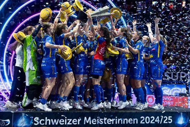 Bilder des Jahres 2025, Sport 04 April Sport Themen der Woche KW17 Sport Bilder des Tages Fribourg, Schweiz, 27.04.2025 Kloten-Dietlikon Jets is swiss champion 2025 after the Unihockey Superfinal 2025 match between Kloten-Dietlikon Jets and Zug United at BCF Arena Fribourg, Switzerland (Pascal von Büren SPP)  Copyright: xPascalxvonxBürenx xSPPx spp-en-PaVoBSp-Pavo_Fotografie-42