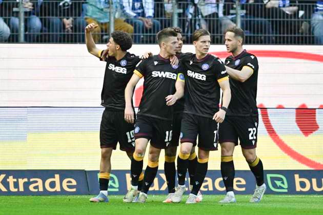 GER; 2. FBL,, Hamburger SV vs Karlsruher SC 27.04.2025, Volksparkstadion, Hamburg, GER; 2. FBL, Hamburger SV vs Karlsruher SC im Bild Marvin Wanitzek (Karlsruhe 10) schiesst das Tor zum 2-1 fuer Karsruhe und jubelt mit der Mannschaft