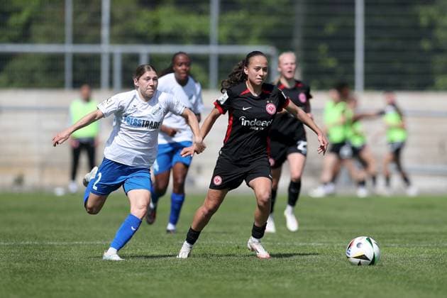 27.04.2025, Frauen, Fussball, Saison 2024 2025, 2. Frauen-Bundesliga, 23. Spieltag: Eintracht Frankfurt II - SC Sand Sarah Klotz ( 2, SC Sand) und Ela Naz Demirbas ( 22, Eintracht Frankfurt II) Frankfurt am Main Stadion am Brentanobad Hessen Deutschland