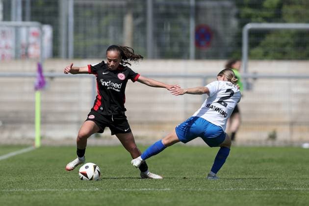 27.04.2025, Frauen, Fussball, Saison 2024 2025, 2. Frauen-Bundesliga, 23. Spieltag: Eintracht Frankfurt II - SC Sand Sarah Klotz ( 2, SC Sand) und Ela Naz Demirbas ( 22, Eintracht Frankfurt II) Frankfurt am Main Stadion am Brentanobad Hessen Deutschland