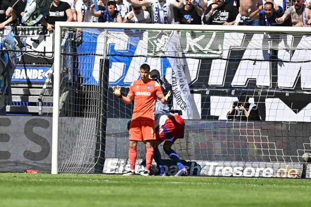 GER; 2. FBL,, Hamburger SV vs Karlsruher SC 27.04.2025, Volksparkstadion, Hamburg, GER; 2. FBL, Hamburger SV vs Karlsruher SC im Bild Davie Selke (Hamburg 27) schiesst per Foulelfmeter das Tor zum 1-1 fuer Hamburg vorbei an Torhueter Max Weiss (Karlsruhe 01), der auch im Netz landet