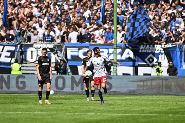 GER; 2. FBL,, Hamburger SV vs Karlsruher SC 27.04.2025, Volksparkstadion, Hamburg, GER; 2. FBL, Hamburger SV vs Karlsruher SC im Bild Davie Selke (Hamburg 27) schiesst per Foulelfmeter das Tor zum 1-1 fuer Hamburg vorbei an Torhueter Max Weiss (Karlsruhe 01) und jubelt mit den Fans