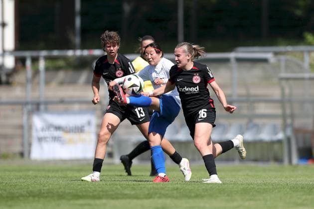 27.04.2025, Frauen, Fussball, Saison 2024 2025, 2. Frauen-Bundesliga, 23. Spieltag: Eintracht Frankfurt II - SC Sand Rio Takizawa ( 17, SC Sand) im Duell mit Rosa Rueckert ( 13, Eintracht Frankfurt II) und Carlotta Schwoerer ( 16, Eintracht Frankfurt II) Frankfurt am Main Stadion am Brentanobad Hessen Deutschland