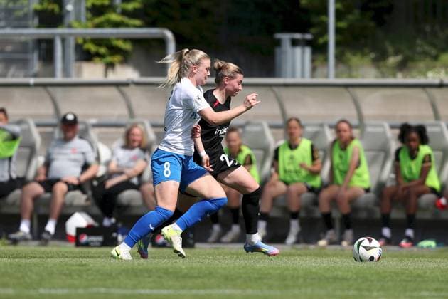 27.04.2025, Frauen, Fussball, Saison 2024 2025, 2. Frauen-Bundesliga, 23. Spieltag: Eintracht Frankfurt II - SC Sand Cecilia Way ( 8, SC Sand) und Tessa Zimmermann ( 20, Eintracht Frankfurt II) Frankfurt am Main Stadion am Brentanobad Hessen Deutschland