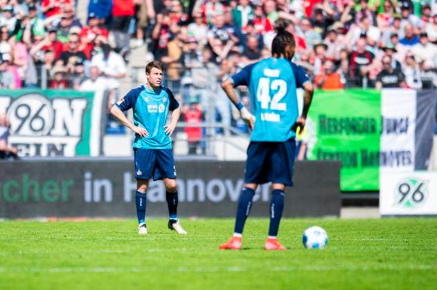 27.04.2025 - Fußball, 2024 2025, 2. Bundesliga, 31. Spieltag, Hannover 96 - 1. FC Köln: (L-R) Dominique Heintz (Köln), Damion Downs (Köln) DFL REGULATIONS PROHIBIT ANY USE OF PHOTOGRAPHS AS IMAGE SEQUENCES AND OR QUASI-VIDEO. Hannover Niedersachsen Deutschland Heinz von Heiden Arena