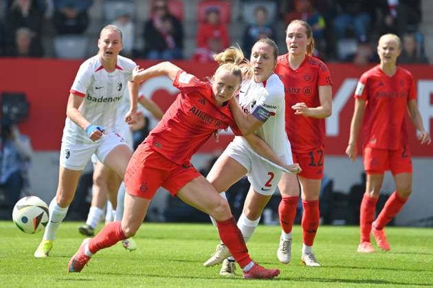 Lea SCHUELLER (FCB), Aktion,Zweikampf gegen Lisa KARL (Freiburg). Fussball Google Pixel Bundesliga der Frauen Saison 2024 2025, 20.Spieltag, Spieltag20 FC Bayern Muenchen -SC Freiburg am 27.04.2025, FC Bayern Campus.