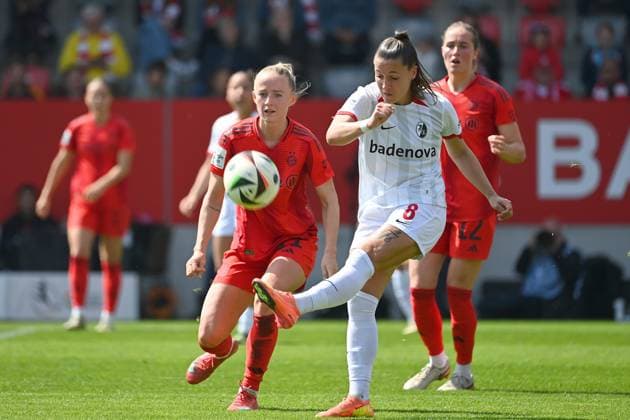 Lea SCHUELLER (FCB), Aktion,Zweikampf gegen Selina VOBIAN (Freiburg). Fussball Google Pixel Bundesliga der Frauen Saison 2024 2025, 20.Spieltag, Spieltag20 FC Bayern Muenchen -SC Freiburg am 27.04.2025, FC Bayern Campus.