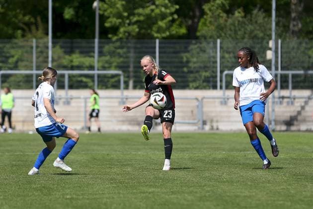 27.04.2025, Frauen, Fussball, Saison 2024 2025, 2. Frauen-Bundesliga, 23. Spieltag: Eintracht Frankfurt II - SC Sand Keira Bednorz ( 23, Eintracht Frankfurt II) im Duell mit Sarah Klotz ( 2, SC Sand) und Paige Alicia Bailey Gayle ( 14, SC Sand) Frankfurt am Main Stadion am Brentanobad Hessen Deutschland