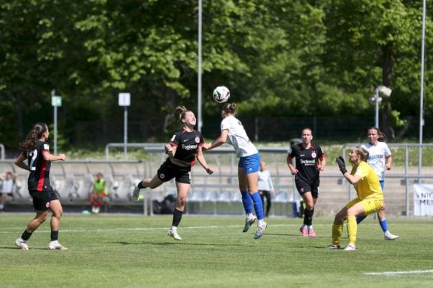 27.04.2025, Frauen, Fussball, Saison 2024 2025, 2. Frauen-Bundesliga, 23. Spieltag: Eintracht Frankfurt II - SC Sand Torchance fuer Carlotta Schwoerer ( 16, Eintracht Frankfurt II), Kopfball auf das Tor von Jule Baum ( 1, SC Sand) Frankfurt am Main Stadion am Brentanobad Hessen Deutschland