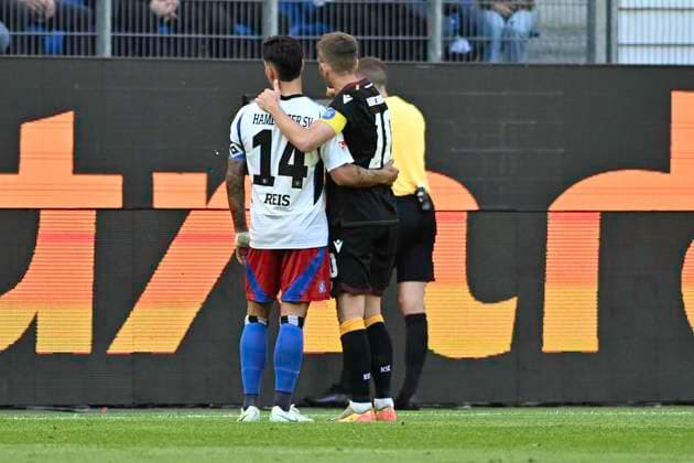 GER; 2. FBL,, Hamburger SV vs Karlsruher SC 27.04.2025, Volksparkstadion, Hamburg, GER; 2. FBL, Hamburger SV vs Karlsruher SC im Bild Marvin Wanitzek (Karlsruhe 10) schiesst das Tor zum 2-1 fuer Karsruhe und Schiedsrichter Florian Lechner schaut sich den Videobeweis an, waehrend Marvin Wanitzek (Karlsruhe 10) und Ludovit Reis (Hamburg 14) ihm ueber die Schulter schauen