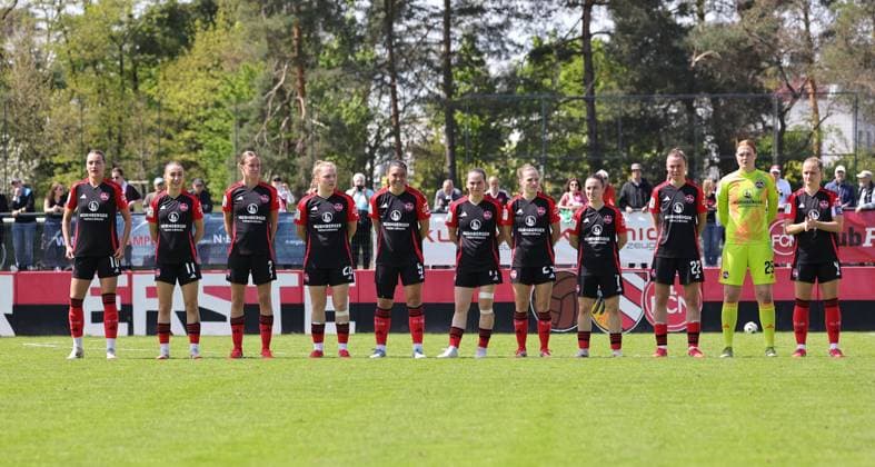 27.04.2025 - Fussball - Saison 2024 2025 - 2. Frauen - Fussball - Bundesliga - 23. Spieltag: 1. FC Nürnberg FCN ( Club Clubfrauen ) - SV Meppen - Sportfoto Zink DaMa - xdaxmax - Mannschaft Team des FCN begrüßt Zuschauer Publikum Fans vor Spielbeginn