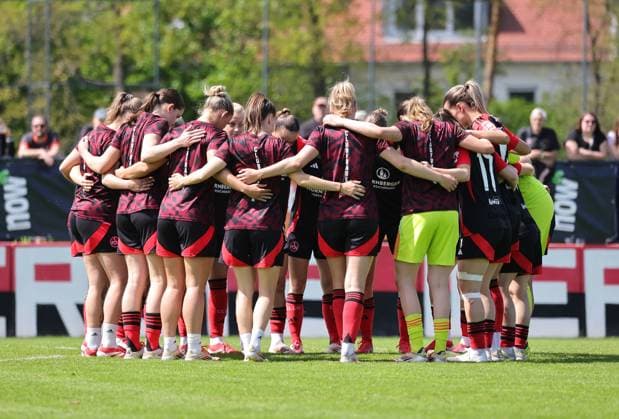 27.04.2025 - Fussball - Saison 2024 2025 - 2. Frauen - Fussball - Bundesliga - 23. Spieltag: 1. FC Nürnberg FCN ( Club Clubfrauen ) - SV Meppen - Sportfoto Zink DaMa - xdaxmax - Mannschaftskreis Teamkreis der Mannschaft Team des FCN vor Spielbeginn