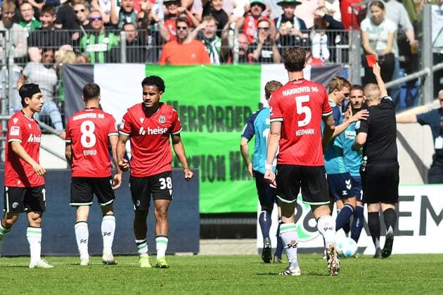 Schiedsrichter Timo Gansloweit zeigt Leart Paqarada Pacarada (1. FC Koeln) die gelb-rote Karte waehrend des Spiels der 2. Bundesliga zwischen Hannover 96 und 1. FC Köln in der Heinz von Heiden Arena am 27. April 2025 in Hannover, Deutschland. (Foto von Ralf Treese DeFodi Images) +++ Schiedsrichter Timo Gansloweit shows the yellow-red card to Leart Paqarada Pacarada (1. FC Koeln) during the 2. Bundesliga match between Hannover 96 and 1. FC Köln at Heinz von Heiden Arena on April 27, 2025 in Hanover, Germany. (Photo by Ralf Treese DeFodi Images) DFB DFL REGULATIONS PROHIBIT ANY USE OF PHOTOGRAPHS AS IMAGE SEQUENCES AND OR QUASI-VIDEO. (Photo by Ralf Treese DeFodi Images)