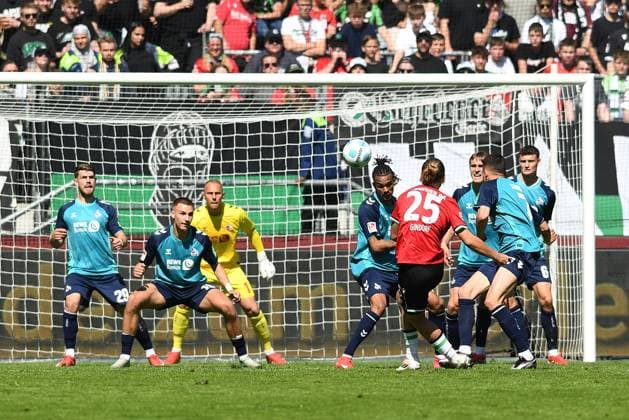 Lars Gindorf (Hannover 96) Tor zum 1:0 waehrend des Spiels der 2. Bundesliga zwischen Hannover 96 und 1. FC Köln in der Heinz von Heiden Arena am 27. April 2025 in Hannover, Deutschland. (Foto von Ralf Treese DeFodi Images) +++ Lars Gindorf (Hannover 96) scores his team™s first goal during the 2. Bundesliga match between Hannover 96 and 1. FC Köln at Heinz von Heiden Arena on April 27, 2025 in Hanover, Germany. (Photo by Ralf Treese DeFodi Images) DFB DFL REGULATIONS PROHIBIT ANY USE OF PHOTOGRAPHS AS IMAGE SEQUENCES AND OR QUASI-VIDEO. (Photo by Ralf Treese DeFodi Images)