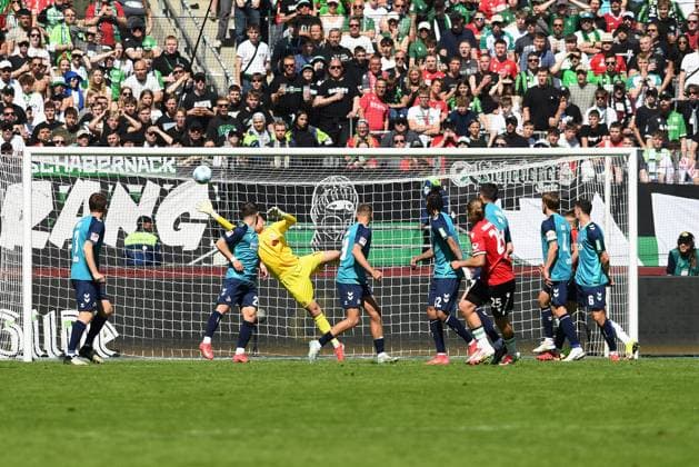 Lars Gindorf (Hannover 96) Tor zum 1:0 waehrend des Spiels der 2. Bundesliga zwischen Hannover 96 und 1. FC Köln in der Heinz von Heiden Arena am 27. April 2025 in Hannover, Deutschland. (Foto von Ralf Treese DeFodi Images) +++ Lars Gindorf (Hannover 96) scores his team™s first goal during the 2. Bundesliga match between Hannover 96 and 1. FC Köln at Heinz von Heiden Arena on April 27, 2025 in Hanover, Germany. (Photo by Ralf Treese DeFodi Images) DFB DFL REGULATIONS PROHIBIT ANY USE OF PHOTOGRAPHS AS IMAGE SEQUENCES AND OR QUASI-VIDEO. (Photo by Ralf Treese DeFodi Images)