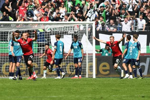 Lars Gindorf (Hannover 96) Torjubel, jubelt nach seinem Treffer zum 1:0 waehrend des Spiels der 2. Bundesliga zwischen Hannover 96 und 1. FC Köln in der Heinz von Heiden Arena am 27. April 2025 in Hannover, Deutschland. (Foto von Ralf Treese DeFodi Images) +++ Lars Gindorf (Hannover 96) celebrates after scoring his team™s first goal during the 2. Bundesliga match between Hannover 96 and 1. FC Köln at Heinz von Heiden Arena on April 27, 2025 in Hanover, Germany. (Photo by Ralf Treese DeFodi Images) DFB DFL REGULATIONS PROHIBIT ANY USE OF PHOTOGRAPHS AS IMAGE SEQUENCES AND OR QUASI-VIDEO. (Photo by Ralf Treese DeFodi Images)