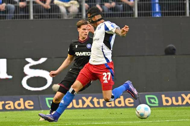 GER; 2. FBL,, Hamburger SV vs Karlsruher SC 27.04.2025, Volksparkstadion, Hamburg, GER; 2. FBL, Hamburger SV vs Karlsruher SC im Bild Dzenis Burnic (Karlsruhe 07) versucht sich gegen Davie Selke (Hamburg 27) durchzusetzen