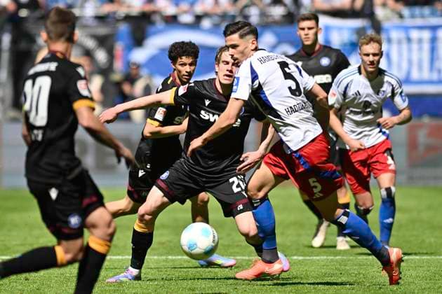 GER; 2. FBL,, Hamburger SV vs Karlsruher SC 27.04.2025, Volksparkstadion, Hamburg, GER; 2. FBL, Hamburger SV vs Karlsruher SC im Bild Marvin Wanitzek (Karlsruhe 20) versucht sich gegen Dennis Hadzikadunic (Hamburg 05) durchzusetzen