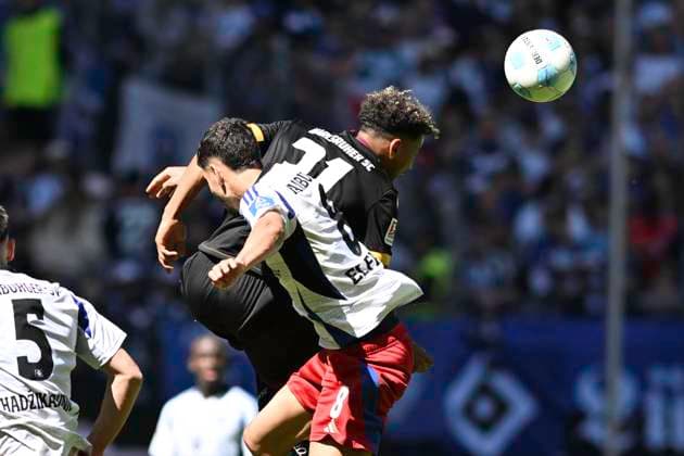 GER; 2. FBL,, Hamburger SV vs Karlsruher SC 27.04.2025, Volksparkstadion, Hamburg, GER; 2. FBL, Hamburger SV vs Karlsruher SC im Bild Bambase Conte (Karlsruhe 31) versucht sich gegen Daniel Elfadli (Hamburg 08) durchzusetzen