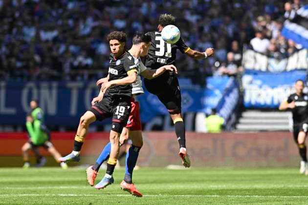 GER; 2. FBL,, Hamburger SV vs Karlsruher SC 27.04.2025, Volksparkstadion, Hamburg, GER; 2. FBL, Hamburger SV vs Karlsruher SC im Bild Bambase Conte (Karlsruhe 31) versucht sich gegen Daniel Elfadli (Hamburg 08) durchzusetzen