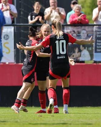 27.04.2025 - Fussball - Saison 2024 2025 - 2. Frauen - Fussball - Bundesliga - 23. Spieltag: 1. FC Nürnberg FCN ( Club Clubfrauen ) - SV Meppen - Sportfoto Zink DaMa - xdaxmax - Jubel Freude Torjubel nach Tor zum 1:0 - Marina Scholz (7, 1. FC Nürnberg FCN ) Luisa Guttenberger (4, 1. FC Nürnberg FCN ) Medina Desic (10, 1. FC Nürnberg FCN ) und Mannschaft Team jubelt freut sich - Torschütze: Marina Scholz (7, 1. FC Nürnberg FCN )