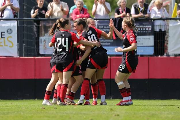 27.04.2025 - Fussball - Saison 2024 2025 - 2. Frauen - Fussball - Bundesliga - 23. Spieltag: 1. FC Nürnberg FCN ( Club Clubfrauen ) - SV Meppen - Sportfoto Zink DaMa - xdaxmax - Jubel Freude Torjubel nach Tor zum 1:0 - Marina Scholz (7, 1. FC Nürnberg FCN ) und Mannschaft Team jubelt freut sich - Torschütze: Marina Scholz (7, 1. FC Nürnberg FCN )