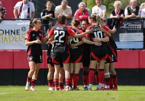 27.04.2025 - Fussball - Saison 2024 2025 - 2. Frauen - Fussball - Bundesliga - 23. Spieltag: 1. FC Nürnberg FCN ( Club Clubfrauen ) - SV Meppen - Sportfoto Zink DaMa - xdaxmax - Jubel Freude Torjubel nach Tor zum 1:0 - Marina Scholz (7, 1. FC Nürnberg FCN ) und Mannschaft Team jubelt freut sich - Torschütze: Marina Scholz (7, 1. FC Nürnberg FCN )