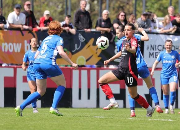 27.04.2025 - Fussball - Saison 2024 2025 - 2. Frauen - Fussball - Bundesliga - 23. Spieltag: 1. FC Nürnberg FCN ( Club Clubfrauen ) - SV Meppen - Sportfoto Zink DaMa - xdaxmax - Lena Maria Göppel Goeppel (5, SV Meppen ) Medina Desic (10, 1. FC Nürnberg FCN ) Sonja Lux (15, SV Meppen )