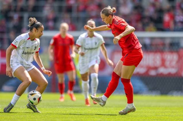 GER, München, FC Bayern München vs SC Freiburg, Google Pixel Frauen Bundesliga, Fussball, DFB, Spielzeit 2024 2025, FC Bayern Campus, 20. Spieltag, im Bild: Klara Bühl (FC Bayern München Frauen 17) DFB DFL REGULATIONS PROHIBIT ANY USE OF PHOTOGRAPHS AS IMAGE SEQUENCES AND OR QUASI-VIDEO, 27.04.2025, Copyright: HMBxMedia HendrikxHamelau