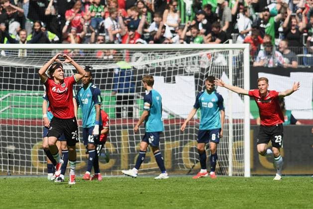 Lars Gindorf (Hannover 96) Torjubel, jubelt nach seinem Treffer zum 1:0 waehrend des Spiels der 2. Bundesliga zwischen Hannover 96 und 1. FC Köln in der Heinz von Heiden Arena am 27. April 2025 in Hannover, Deutschland. (Foto von Ralf Treese DeFodi Images) +++ Lars Gindorf (Hannover 96) celebrates after scoring his team™s first goal during the 2. Bundesliga match between Hannover 96 and 1. FC Köln at Heinz von Heiden Arena on April 27, 2025 in Hanover, Germany. (Photo by Ralf Treese DeFodi Images) DFB DFL REGULATIONS PROHIBIT ANY USE OF PHOTOGRAPHS AS IMAGE SEQUENCES AND OR QUASI-VIDEO. (Photo by Ralf Treese DeFodi Images)