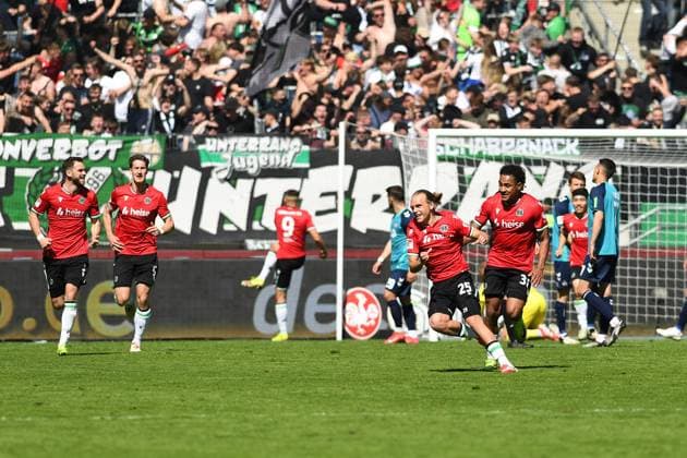 Lars Gindorf (Hannover 96) Torjubel, jubelt nach seinem Treffer zum 1:0 waehrend des Spiels der 2. Bundesliga zwischen Hannover 96 und 1. FC Köln in der Heinz von Heiden Arena am 27. April 2025 in Hannover, Deutschland. (Foto von Ralf Treese DeFodi Images) +++ Lars Gindorf (Hannover 96) celebrates after scoring his team™s first goal during the 2. Bundesliga match between Hannover 96 and 1. FC Köln at Heinz von Heiden Arena on April 27, 2025 in Hanover, Germany. (Photo by Ralf Treese DeFodi Images) DFB DFL REGULATIONS PROHIBIT ANY USE OF PHOTOGRAPHS AS IMAGE SEQUENCES AND OR QUASI-VIDEO. (Photo by Ralf Treese DeFodi Images)