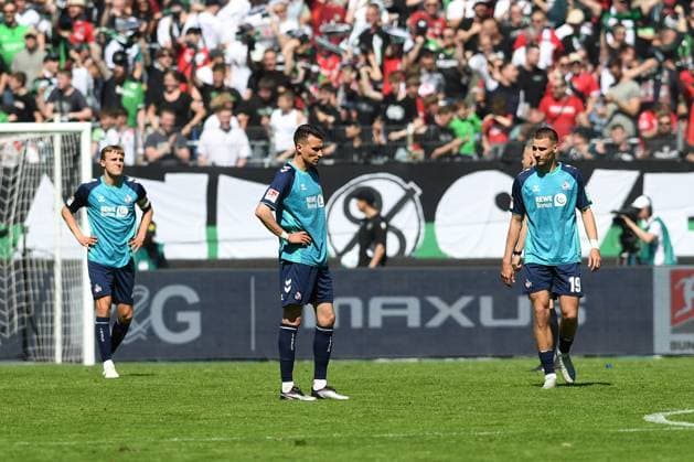 Timo Huebers (1. FC Koeln), Dejan Ljubicic (1. FC Köln) und Tim Lemperle (1. FC Koeln) enttaeuscht waehrend des Spiels der 2. Bundesliga zwischen Hannover 96 und 1. FC Köln in der Heinz von Heiden Arena am 27. April 2025 in Hannover, Deutschland. (Foto von Ralf Treese DeFodi Images) +++ Timo Huebers (1. FC Koeln), Dejan Ljubicic (1. FC Köln) und Tim Lemperle (1. FC Koeln) looks dejected during the 2. Bundesliga match between Hannover 96 and 1. FC Köln at Heinz von Heiden Arena on April 27, 2025 in Hanover, Germany. (Photo by Ralf Treese DeFodi Images) DFB DFL REGULATIONS PROHIBIT ANY USE OF PHOTOGRAPHS AS IMAGE SEQUENCES AND OR QUASI-VIDEO. (Photo by Ralf Treese DeFodi Images)