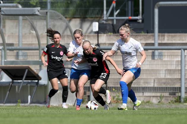 27.04.2025, Frauen, Fussball, Saison 2024 2025, 2. Frauen-Bundesliga, 23. Spieltag: Eintracht Frankfurt II - SC Sand Leni Fischer ( 11, SC Sand), Keira Bednorz ( 23, Eintracht Frankfurt II) und Cecilia Way ( 8, SC Sand) Frankfurt am Main Stadion am Brentanobad Hessen Deutschland