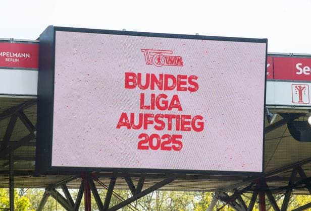 Fussball, Frauen, Saison 2024 2025, 2. Bundesliga (23. Spieltag), 1. FC Union Berlin - Borussia Mönchengladbach, Anzeigetafel: Bundesliga-Aufstieg 2025, 27.04.2025, Copyright: xSebastianxRäppold MatthiasxKochx