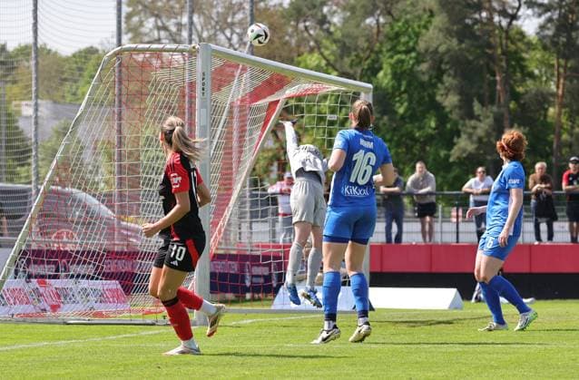 27.04.2025 - Fussball - Saison 2024 2025 - 2. Frauen - Fussball - Bundesliga - 23. Spieltag: 1. FC Nürnberg FCN ( Club Clubfrauen ) - SV Meppen - Sportfoto Zink DaMa - xdaxmax - Medina Desic (10, 1. FC Nürnberg FCN ) mit Kopfball gg Lara Hohm (16, SV Meppen ) Thea Farwick (1, SV Meppen )