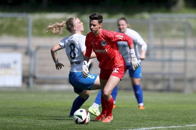 27.04.2025, Frauen, Fussball, Saison 2024 2025, 2. Frauen-Bundesliga, 23. Spieltag: Eintracht Frankfurt II - SC Sand Lina Altenburg ( 12, Eintracht Frankfurt II) und Cecilia Way ( 8, SC Sand) Frankfurt am Main Stadion am Brentanobad Hessen Deutschland